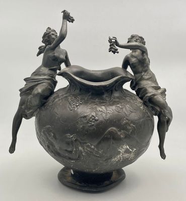 deux statues posées au sommet d'un vase