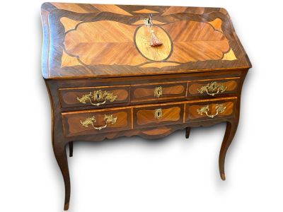 un petit bureau surmonté d'une horloge
