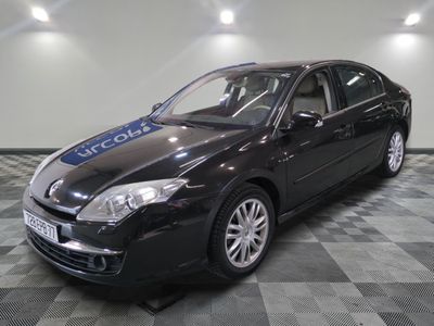 la photo d'une voiture noire sur un sol en damier