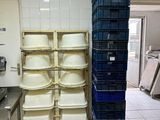 une grande pile de récipients en plastique dans une cuisine