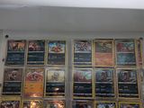 Il y a beaucoup de cartes accrochées au mur dans cette pièce.
