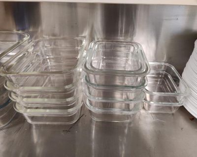 de nombreux récipients en verre posés sur un comptoir en métal
