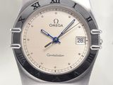 une image d'un gros plan d'une montre-bracelet avec des chiffres romains