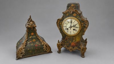paire de supports d'horloges anciennes sur fond gris, avec un fond gris