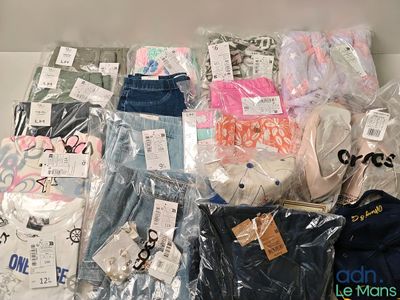de nombreux types de vêtements exposés dans une boîte