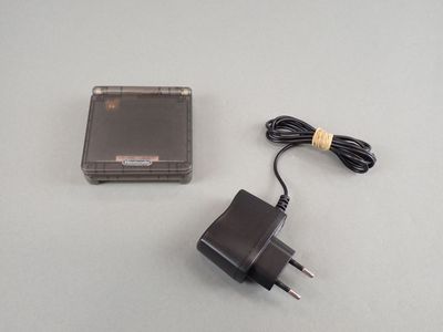 un chargeur et un cordon d'alimentation posés sur une table