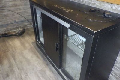 une photo d'une armoire métallique noire dans une pièce