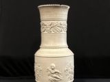 un vase blanc posé sur une table noire