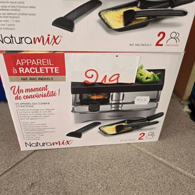emballage d'une boîte contenant deux types différents d'appareils électroménagers de cuisine