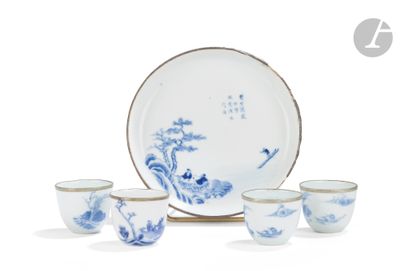 quatre tasses et une assiette ornées d'un motif bleu et blanc