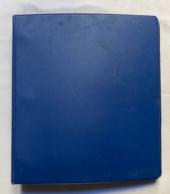 le livre bleu est ouvert sur une surface blanche, avec un fond blanc
