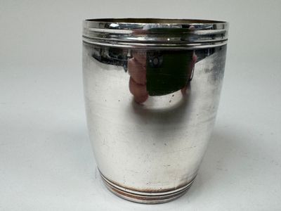 une coupe en argent posée sur une table