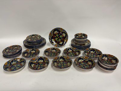 une pile d'assiettes et de bols posés sur une table blanche