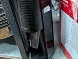 une cafetière posée à côté d'un carton par terre