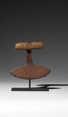 une photo représentant une sculpture d'un objet en bois posé sur un socle
