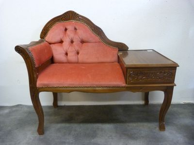 un banc en bois sur lequel est posé un coussin rose