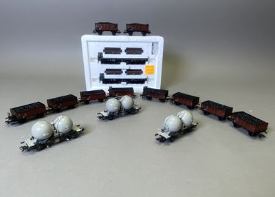 un circuit de train miniature avec une boîte d'œufs posée sur les rails