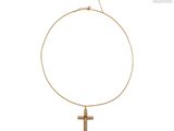 un collier en or orné d'un pendentif en forme de croix