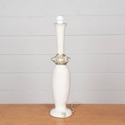 un vase blanc posé sur une table en bois
