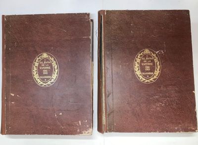 Deux vieux livres sont posés sur une table blanche.
