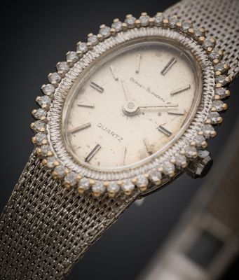 une image d'un gros plan d'une montre-bracelet ornée de diamants