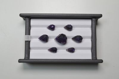 une image représentant des pierres violettes dans une boîte