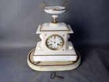 une horloge posée sur une table