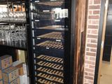 une cave à vin contenant de nombreuses bouteilles de vin