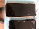 deux téléphones portables posés sur une table