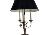 un gros plan d'une lampe posée sur une table, avec un abat-jour noir