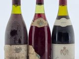 trois bouteilles de vin posées sur une table l'une à côté de l'autre