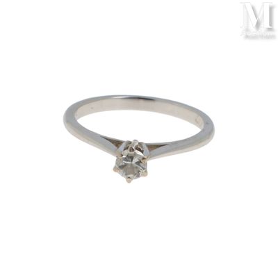 gros plan d'une bague en diamant sur fond blanc