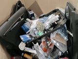 une boîte en carton remplie d'objets hétéroclites
