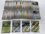Plusieurs cartes Pokémon différentes sont posées sur une surface blanche.