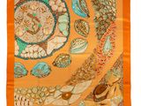 une écharpe orange ornée d'un motif de coquillages et de coquilles