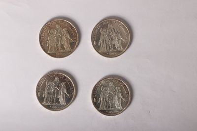 Quatre pièces de monnaie britanniques différentes sont représentées sur un fond blanc.