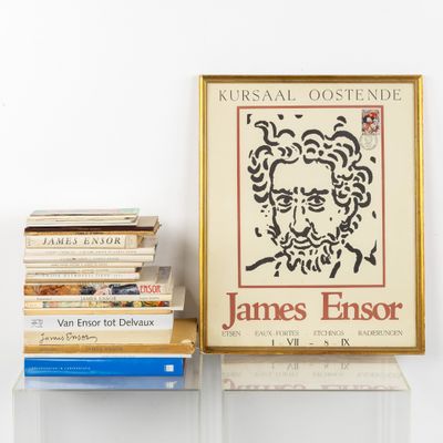 une photo d'un tableau de James Ensor à côté d'une pile de livres