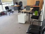 une photo d'un bureau vide avec des chaises et des bureaux
