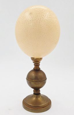 une lampe de table ancienne en laiton, dotée d'un abat-jour sphérique en verre dépoli
