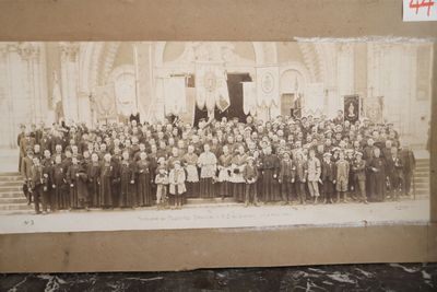 une vieille photo d'un groupe de personnes posant pour une photo