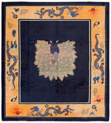un tapis bleu et orange orné d'un paon