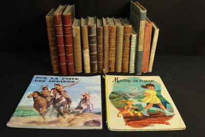 Plusieurs livres pour enfants sont alignés sur une surface noire