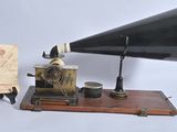 une radio à l'ancienne, dotée d'un pavillon noir et posée sur un socle en bois