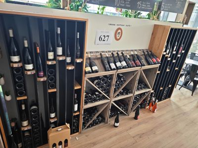de nombreuses bouteilles de vin sur les étagères du magasin