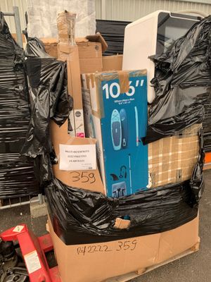 une pile de cartons contenant de nombreux objets