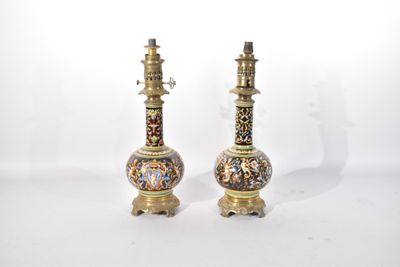 deux vases posés sur une surface blanche