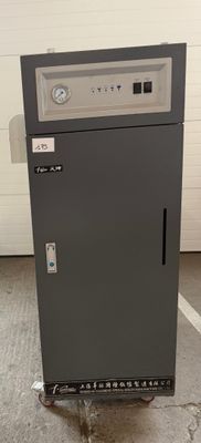 une machine qui se trouve dans un garage