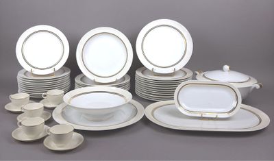 beaucoup d'assiettes et de bols sur la table