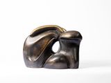 un gros plan sur une sculpture en bronze représentant le visage d'une femme
