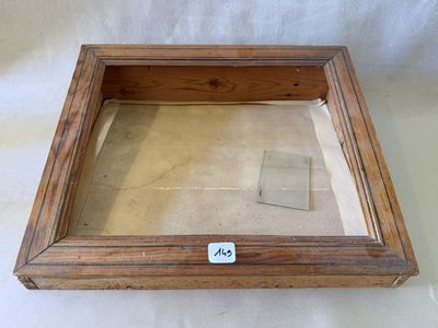 une vieille boîte en bois avec un couvercle en verre, sur fond blanc
